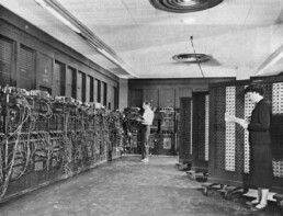 Glen Beck et Betty Snyder en train de programmer l’ENIAC (Electronic Numerical Integrator And Computer) à Philadelphie (USA) (photo prise entre 1947 et 1955, Wikipedia ENIAC).