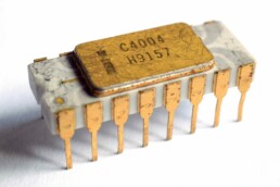 Un microprocesseur Intel 4004 dans son boîtier broché en céramique. Source: Thomas Nguyen Wikipedia Intel 4004