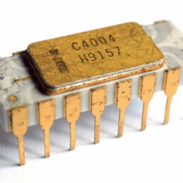 Un microprocesseur Intel 4004 dans son boîtier broché en céramique. Source: Thomas Nguyen Wikipedia Intel 4004