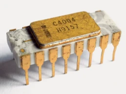 Un microprocesseur Intel 4004 dans son boîtier broché en céramique. Source: Thomas Nguyen Wikipedia Intel 4004