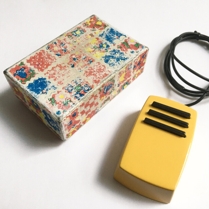Boîte originale et copie à l’identique de la souris offerte à Niklaus Wirth par le Xerox PARC. Les pièces originales sont conservées au Musée de la communication [https://www.mfk.ch/fr/] à Berne. Un immense merci à Madeleine Burri, médiatrice culturelle, qui m’a aimablement fait découvrir ces quelques centimètres cubes de l’histoire de l’informatique.