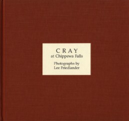 Le travail des « tricoteuses» de Cray Research à Chippewa Falls est à découvrir dans ce magnifique ouvrage du photographe américain Lee Friedlander, publié en 1987 à l’occasion du quinzième anniversaire de l’entreprise.