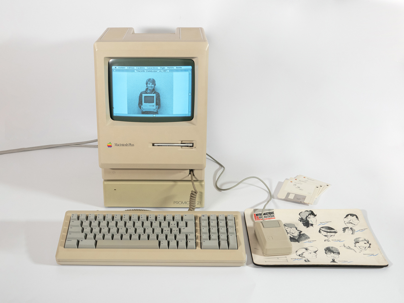 Marielle Stamm dans le Macintosh Plus, le premier ordinateur à pénétrer physiquement dans la salle de rédaction d’Informatique & Bureautique en 1987. Il transforma en profondeur la manière de travailler de la pionnière du journalisme en informatique et d’autres acteurs de la presse.