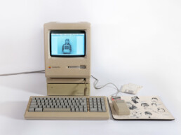 Marielle Stamm dans le Macintosh Plus, le premier ordinateur à pénétrer physiquement dans la salle de rédaction d’Informatique & Bureautique en 1987. Il transforma en profondeur la manière de travailler de la pionnière du journalisme en informatique et d’autres acteurs de la presse | © Musée Bolo