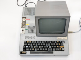 Smaky 4 – 1976, développement du réseau local Cobus, de la mémoire microcassette, de communications par coupleur acoustique (construit en 20 exemplaires)