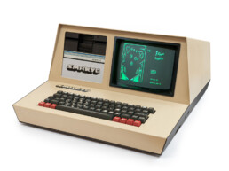 1978 – Smaky 6 Le Smaky 6, premier micro-ordinateur suisse avec système  d'exploitation pour floppy, Edit, Basic, Smile, jeux, et produit  par une petite industrie vaudoise, Epsitec