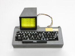 Smaky 2 – 1975, le nom Smaky, «SMArt KeYboard» a été inventé en 1974. L'objectif était d'avoir un ordinateur de petite taille caché sous le clavier. La première carte mère a donc été dimensionnée d'après la taille des claviers Digital Equipment de l'époque. L'ordinateur, l'écran et l'alimentation devaient tenir ensemble dans la mallette de Jean-Daniel Nicoud