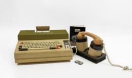Le Scrib – 1978, ordinateur portable de 16kg, destiné à la rédaction et à la transmission de textes dans la presse écrite. Cet appareil a remporté le prix d’excellence lors de la WESCON à Los Angeles aux Etats-Unis en 1978. Une collaboration EPFL - Bobst Graphic