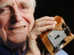 Douglas Engelbart (1925-2013) et sa première souris (1964) Le brevet du X-y position indicator for a display system est délivré le 17.11.1970 | © Holmgren