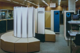 le Cray-1S |2300 premier superordinateur Cray installé en Suisse (1986) au Centre de Calcul de l’EPFL, coule désormais une paisible retraite au Musée Bolo, rénové en 2022. 