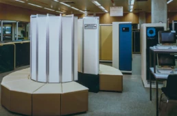 Le Cray-1S |2300 premier superordinateur Cray installé en Suisse (1986) au Centre de Calcul de l’EPFL, coule désormais une paisible retraite au Musée Bolo, rénové en 2022.