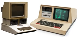 A gauche: un Apple II (1977), microprocesseur 6502, 8 bits cadencé à 1 MHz, écran alphanumérique. A droite: Un Smaky 6 (1978), microprocesseur Z80, 32-64 Ko, écran 16 lignes de 64 caractères, écran alphanumérique et graphique (!) 256x160 points. La révolution micro-informatique est en marche | © Rama & Musée Bolo