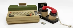 Le Scrib – 1978, ordinateur portable de 12kg, destiné à la rédaction et à la transmission de textes dans la presse écrite. Cet appareil a remporté le prix d’excellence lors de la WESCON à Los Angeles aux Etats-Unis en 1978. Une collaboration EPFL - Bobst Graphic