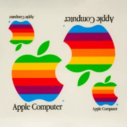 Imagin&eacute; en 1977 par Rob Janoff, ce nouveau logo adopte des bandes arc-en-ciel pour une raison tr&egrave;s concr&egrave;te: le Apple II est l&rsquo;un des premiers ordinateurs grand public &agrave; afficher des couleurs.&nbsp;Le design devient d&eacute;j&agrave; un message produit!