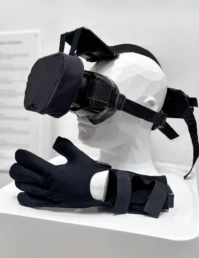 VPL Research &ndash; EyePhone | L&rsquo;un des premiers casques de r&eacute;alit&eacute; virtuelle commercialis&eacute;s. D&eacute;velopp&eacute; par VPL Research, entreprise fond&eacute;e en 1984 par Jaron Lanier, l&rsquo;un des pionniers de la r&eacute;alit&eacute; virtuelle. Photo: Daniela Perren
